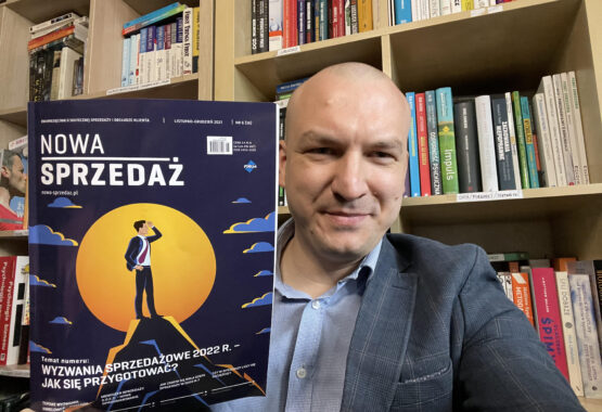 Paweł Jaczewski trzyma czasopismo Nowa Sprzedaż
