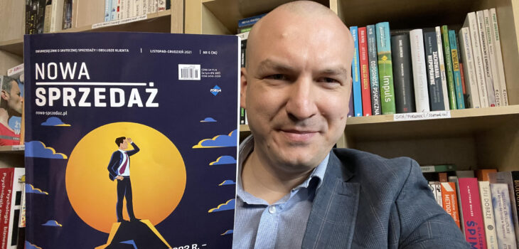 Paweł Jaczewski trzyma czasopismo Nowa Sprzedaż